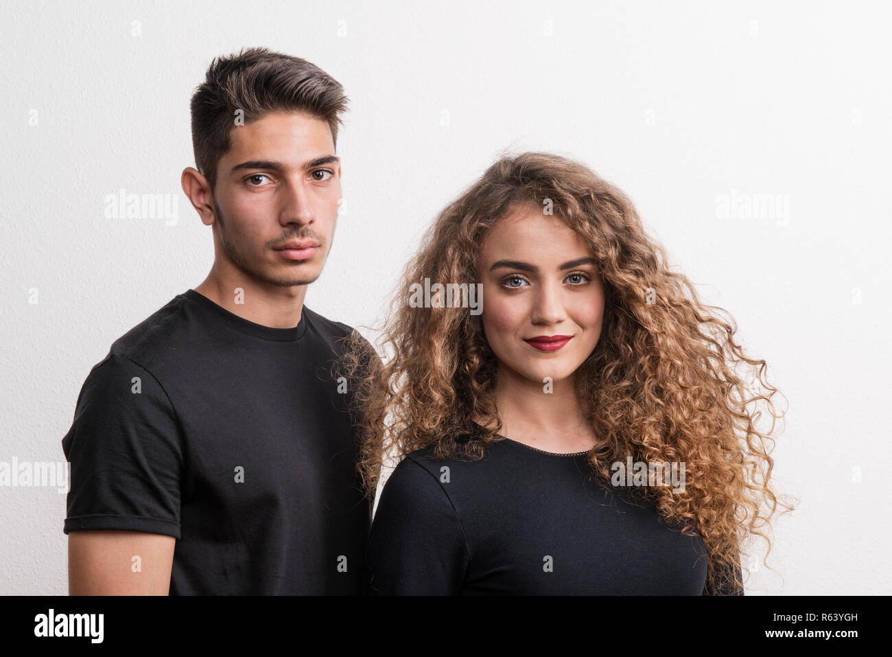 Porträt eines jungen Paares in einem Studio, das Tragen von schwarzer Kleidung. Stockfoto