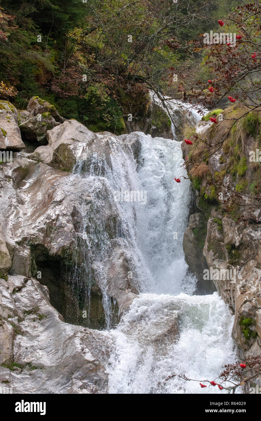 Schnell fließendes Wasser aus der Wilde Wasser Weg (Wilde Wasser Weg) Trail, Stubaital, Tirol, Österreich Stockfoto