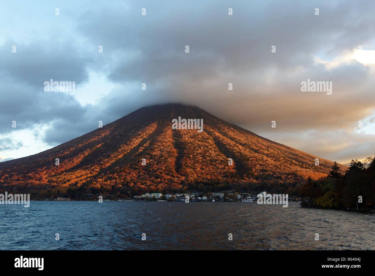 Mount Nantai auf See Chuzenji in Nikko, Japan Stockfoto