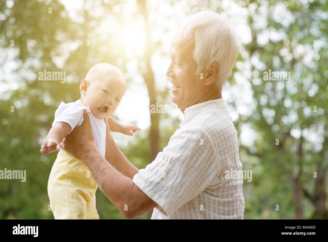 Großeltern und Enkel lächelnd. Stockfoto