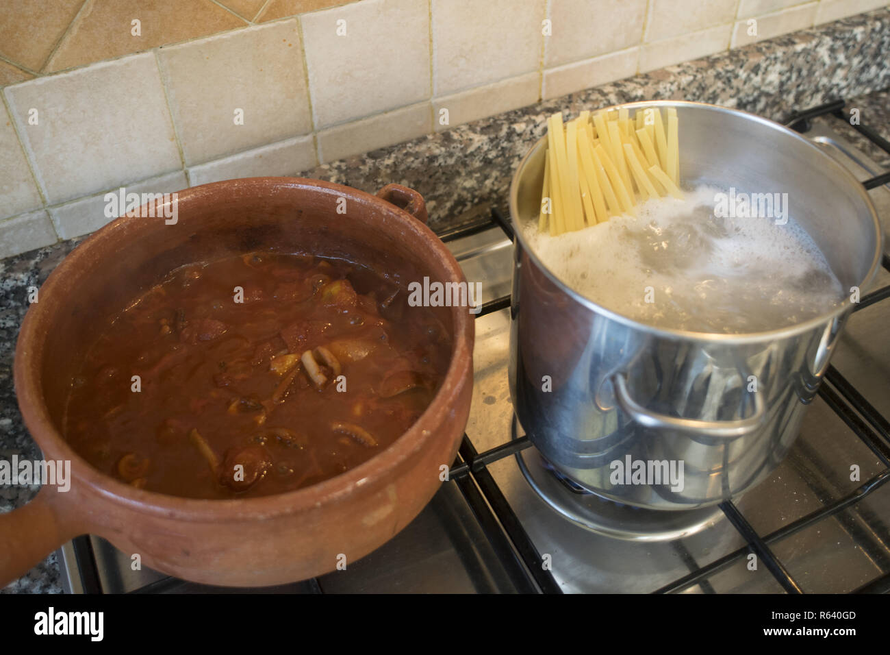 Kochen von Linguine mit tintenfischen Sauce Stockfoto