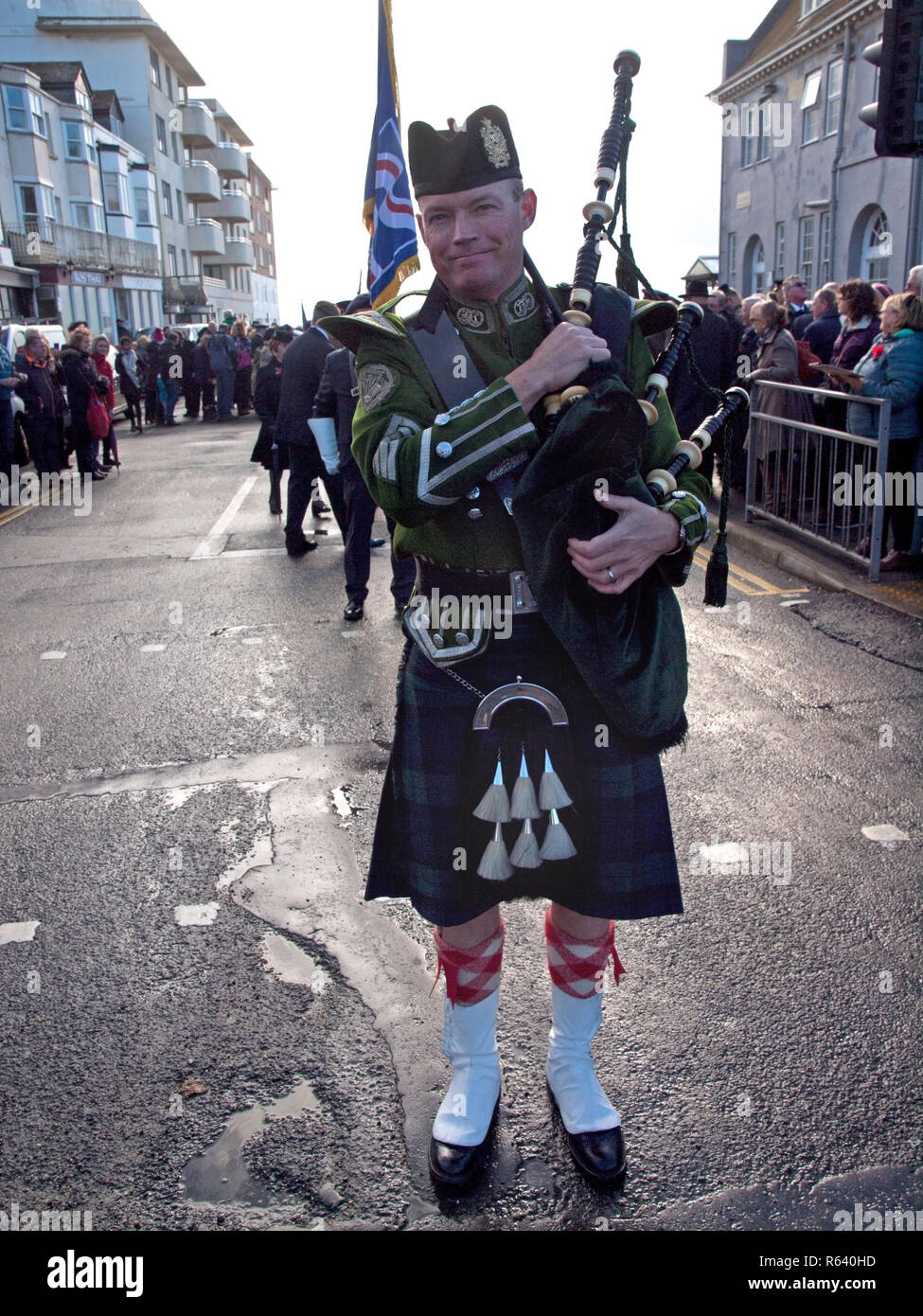 Mit Dudelsack und Kilt eine schottische Soldat bereitet durch das Dorf Rottingdean am Tag der Erinnerung bis März Stockfoto