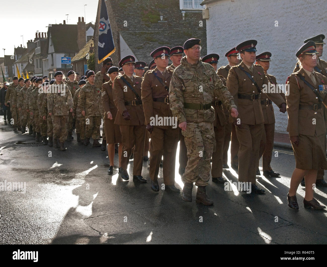 Soldaten marschieren durch das Dorf Rottingdean am Tag der Erinnerung Stockfoto