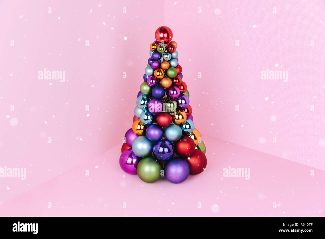 Weihnachtsbaum aus rosa Dekoration auf rosa Hintergrund. Weihnachten und Urlaub Konzept. Stockfoto
