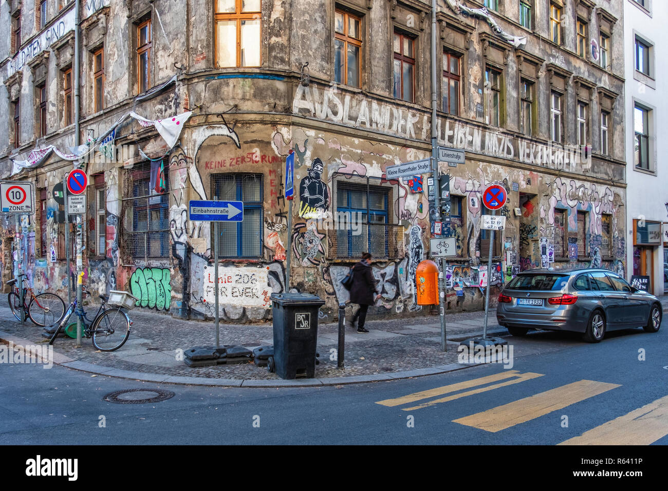 Berlin Mitte, Linienstraße 206. Verfallene Squat Gebäude mit Graffiti, Street Art und Spruchbändern bedeckt. Linie 206 für immer. Stockfoto