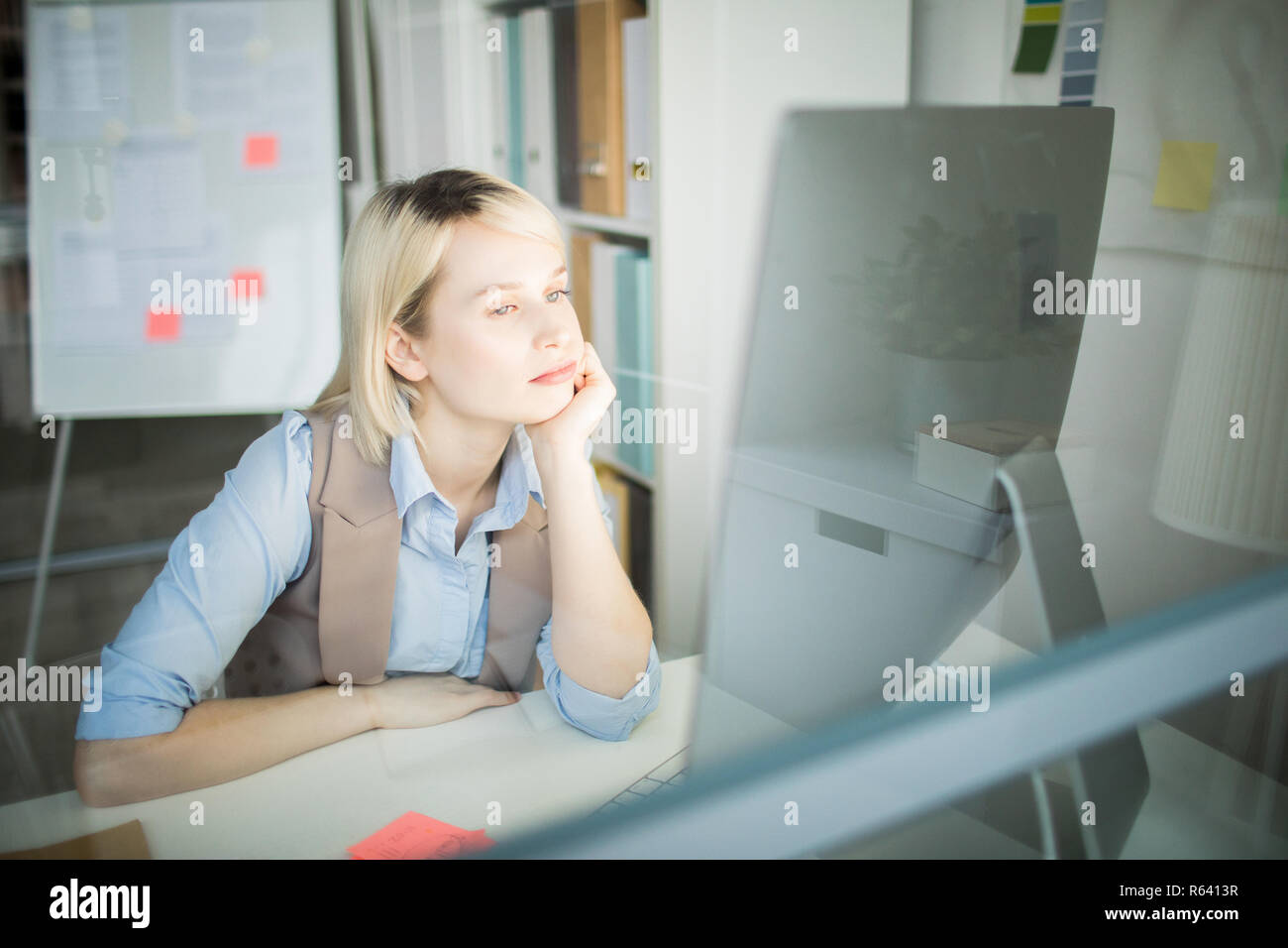 Nachdenklich Büro Frau bei der Arbeit Stockfoto