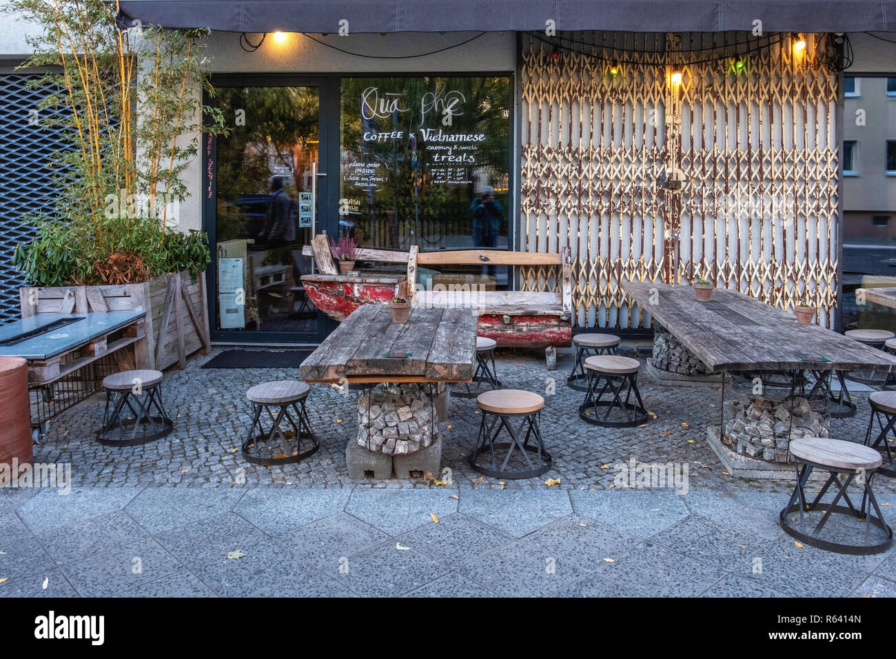 Berlin, Mitte, Max Bier Straße 37. Qua Phe vietnamesische Restaurant mit ungewöhnlichen Stühle und Tische auf Pflaster für Essen im Freien Stockfoto