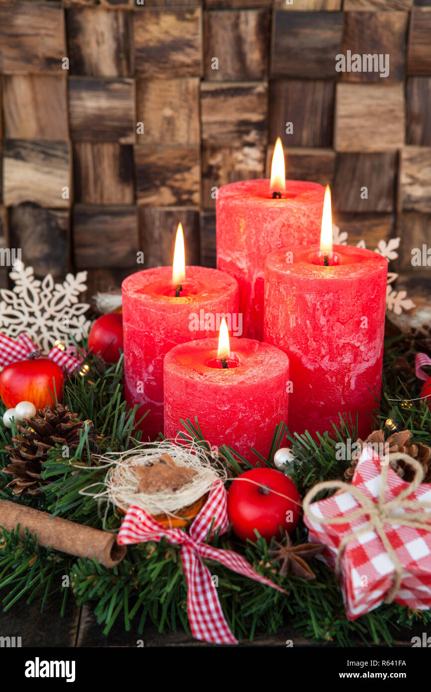 Weihnachten Kranz mit roten Kerzen Stockfoto