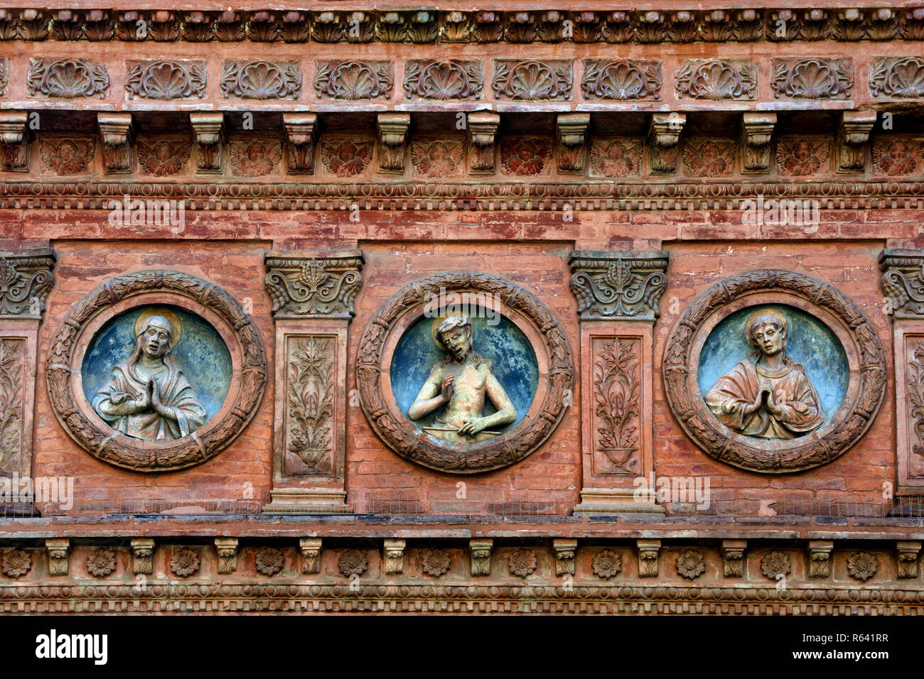 Die Kirche von Santo Spirito Bologna Italien, Italienisch. (Diese kleine Kirche ist bekannt für ihre Fassade mit Reliefs. Es stammt aus dem 15. Jahrhundert). Stockfoto