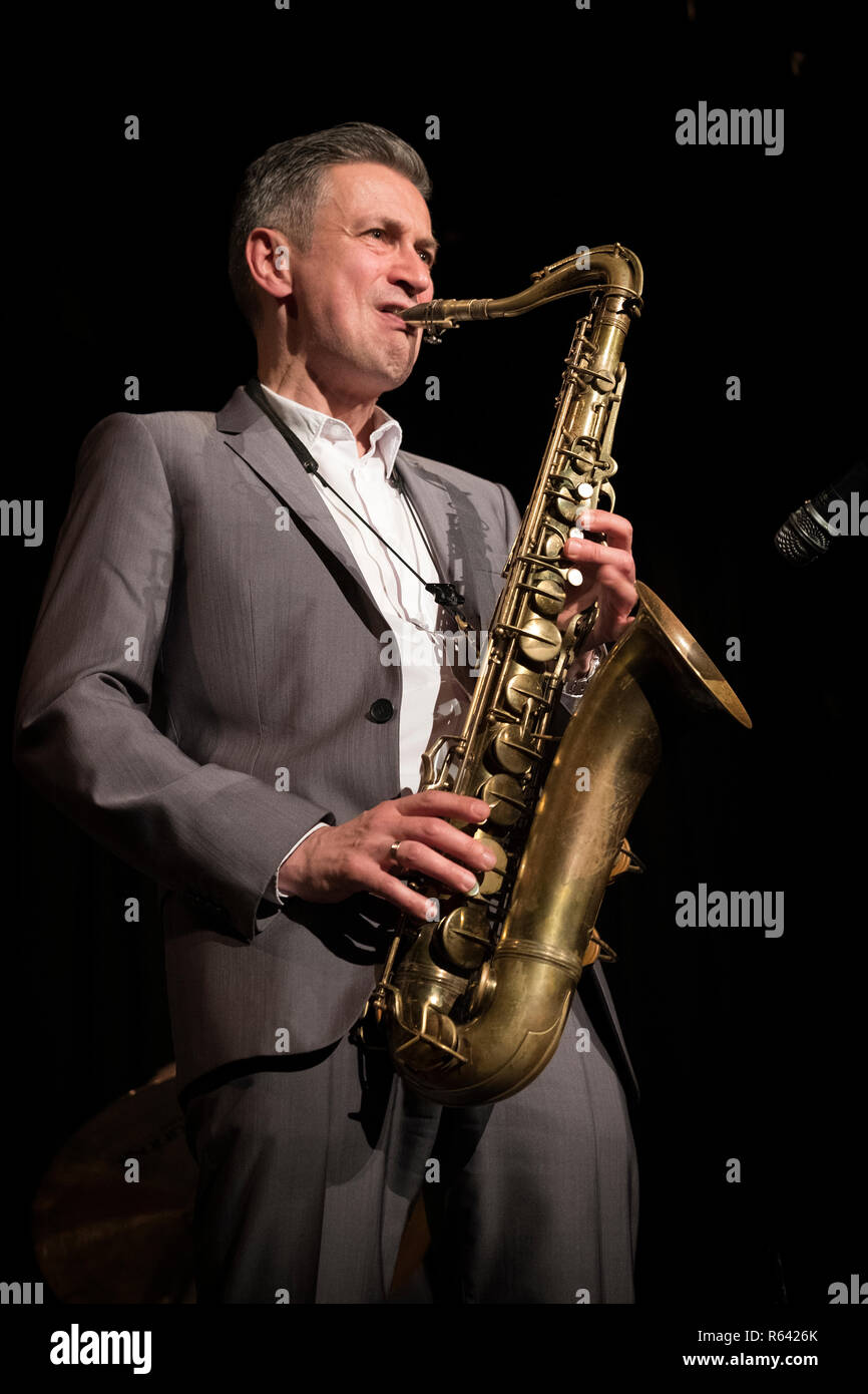 Dave O'Higgins spielt Tenorsaxophon mit Darius Brubeck Quartett, Brecon Jazz 2017 Stockfoto