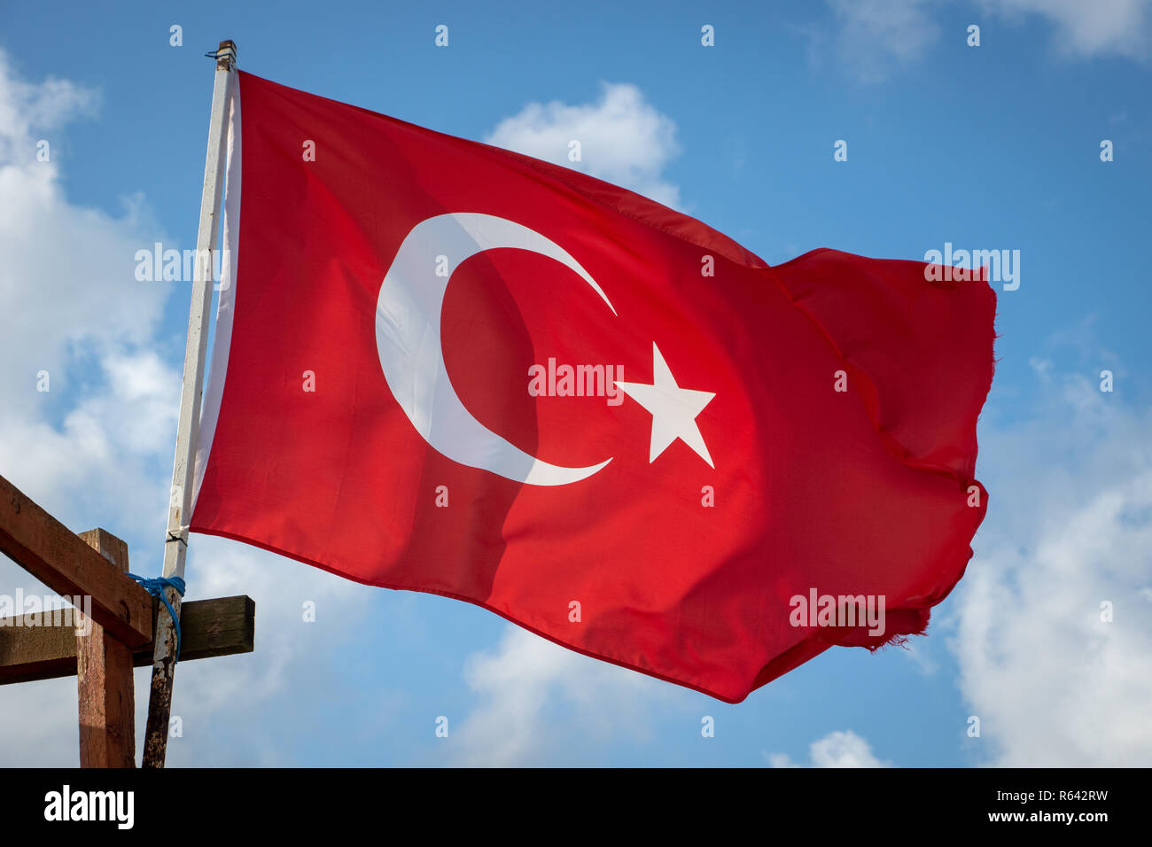 Türkische Flagge - Türkei Republik Nationalflagge winken mit dem Wind in den Himmel. Stockfoto