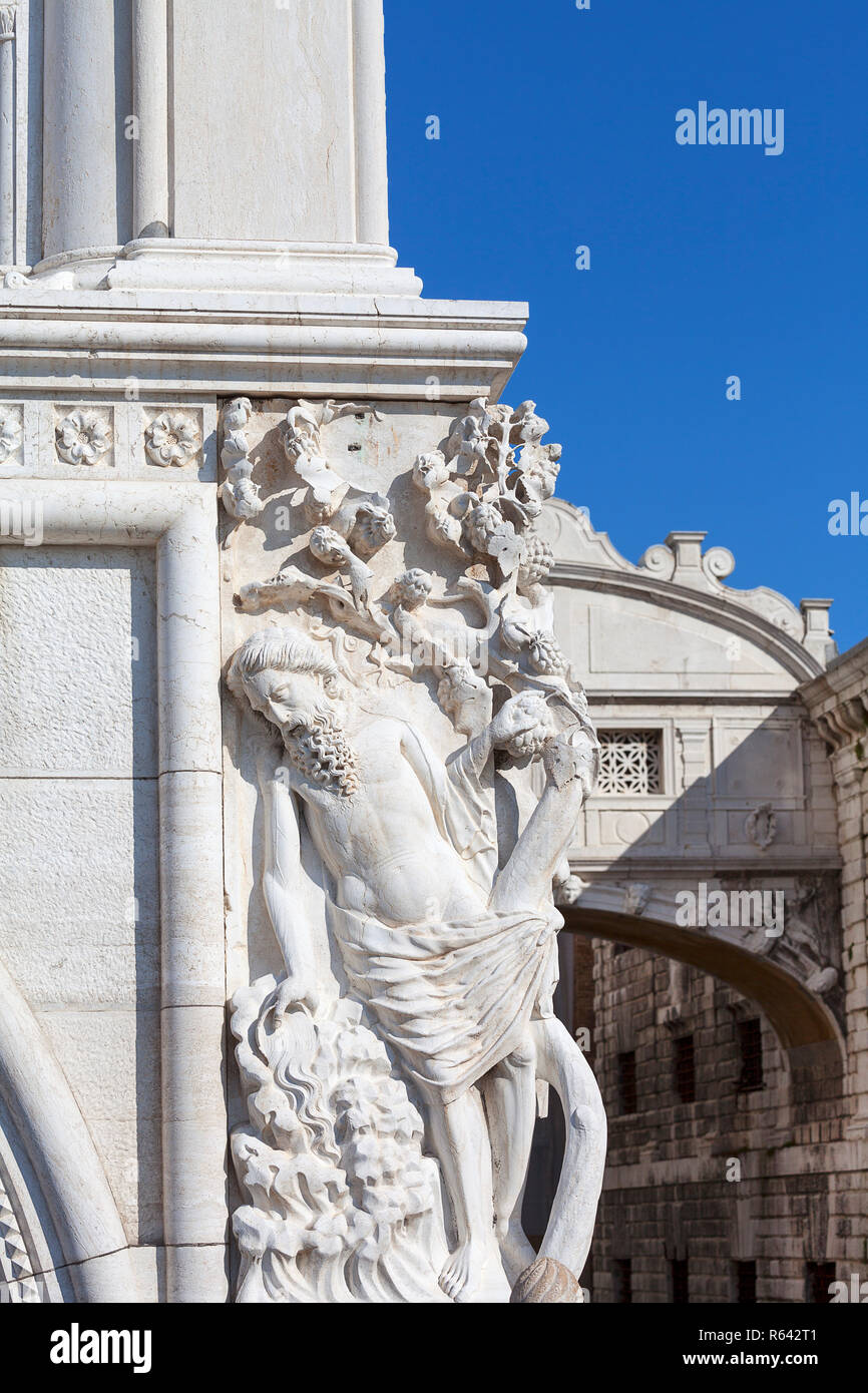Doge's Palace auf der Piazza San Marco, Relief auf der Fassade und der Brücke der Seufzer, Venedig, Italien. Stockfoto