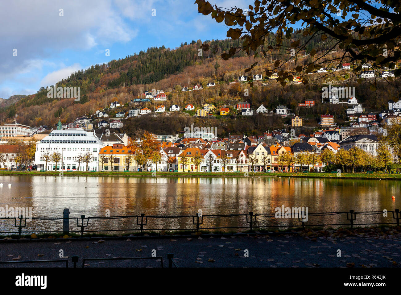 Herbst in Bergen, Norwegen. Lille Lungegaardsvannet See und kleine Gebäude entlang Kaigaten Straße. Stockfoto