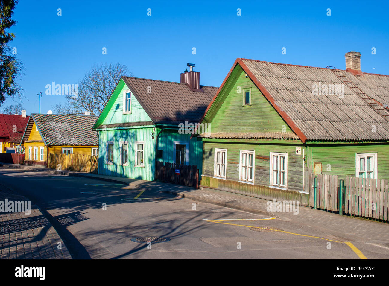 Alte litauische traditionelle Holzhäuser mit drei Fenstern Stockfoto