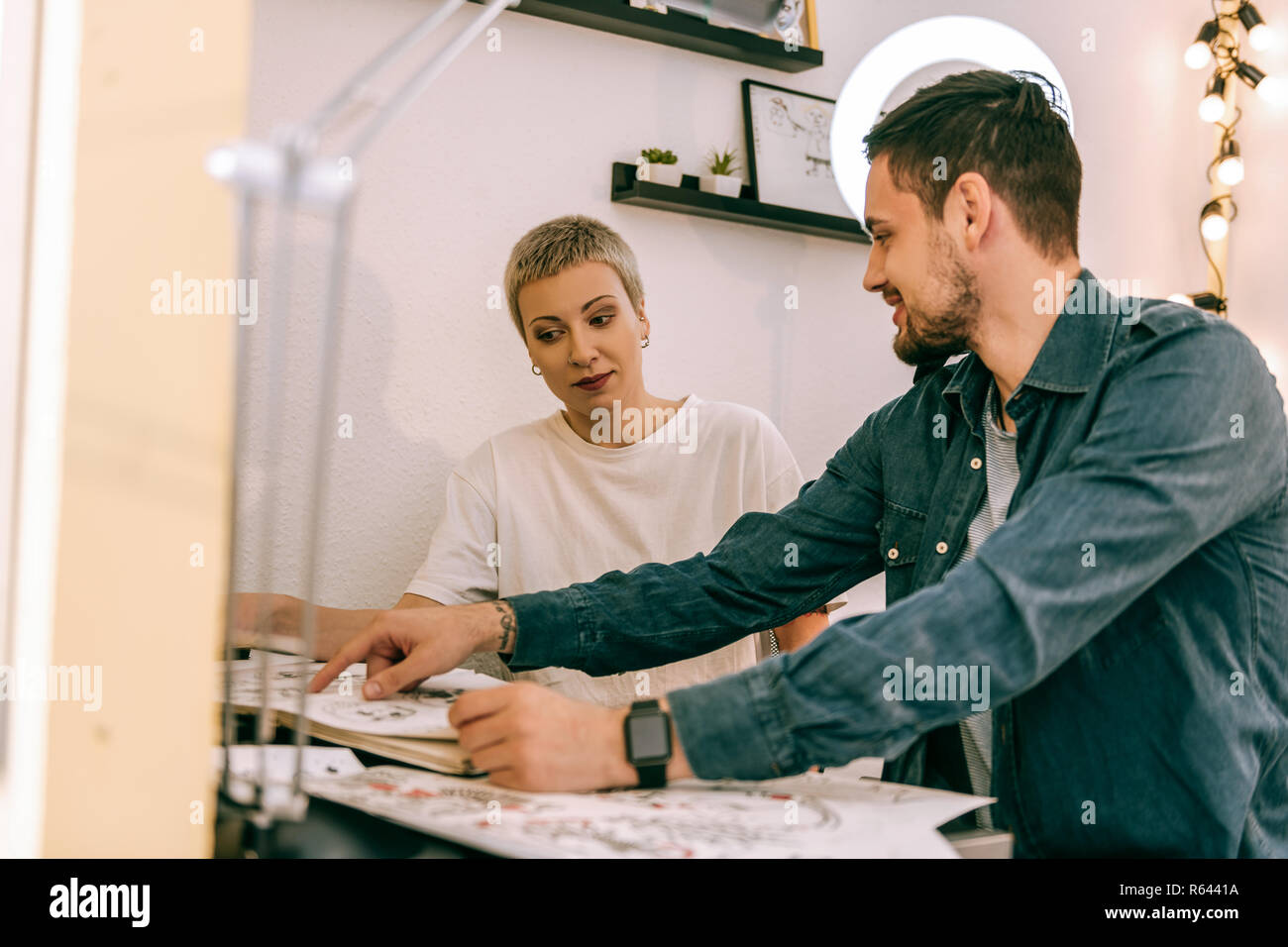 Female tattoo Master wird durch die Wahl der Klienten überrascht Stockfoto