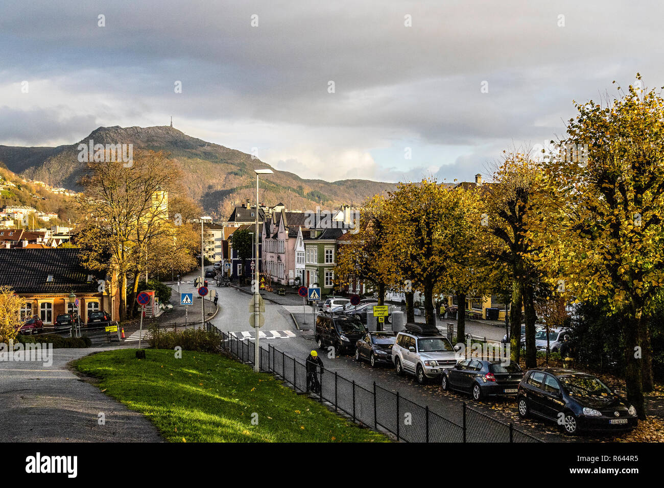 Herbst in Bergen. Hotel Corps de Garde im Klostergaten in Nordnes, ein Teil des Zentrums von Bergen, Norwegen. Mount Ulriken im Hintergrund Stockfoto