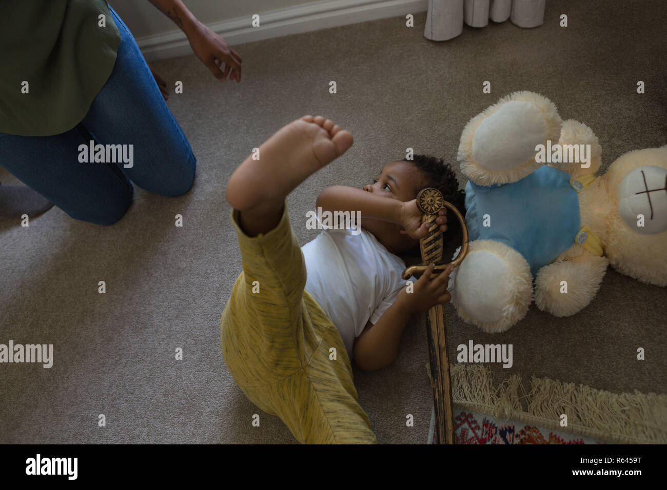 Kleiner Junge lag auf dem Boden im Wohnzimmer Stockfoto