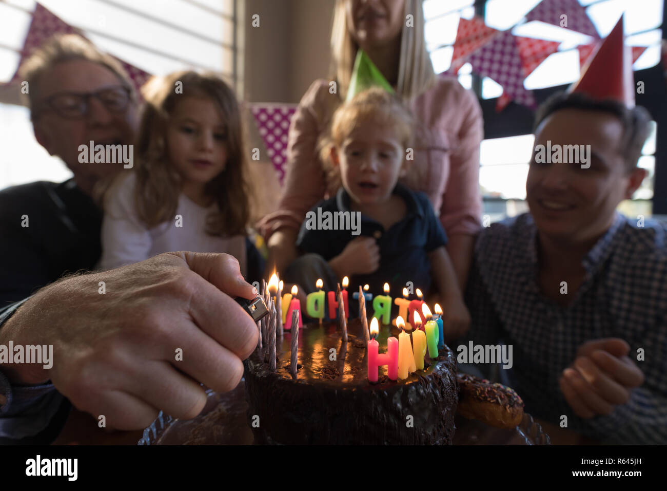 Multi-Generation, Familie feiert Geburtstag im Wohnzimmer Stockfoto