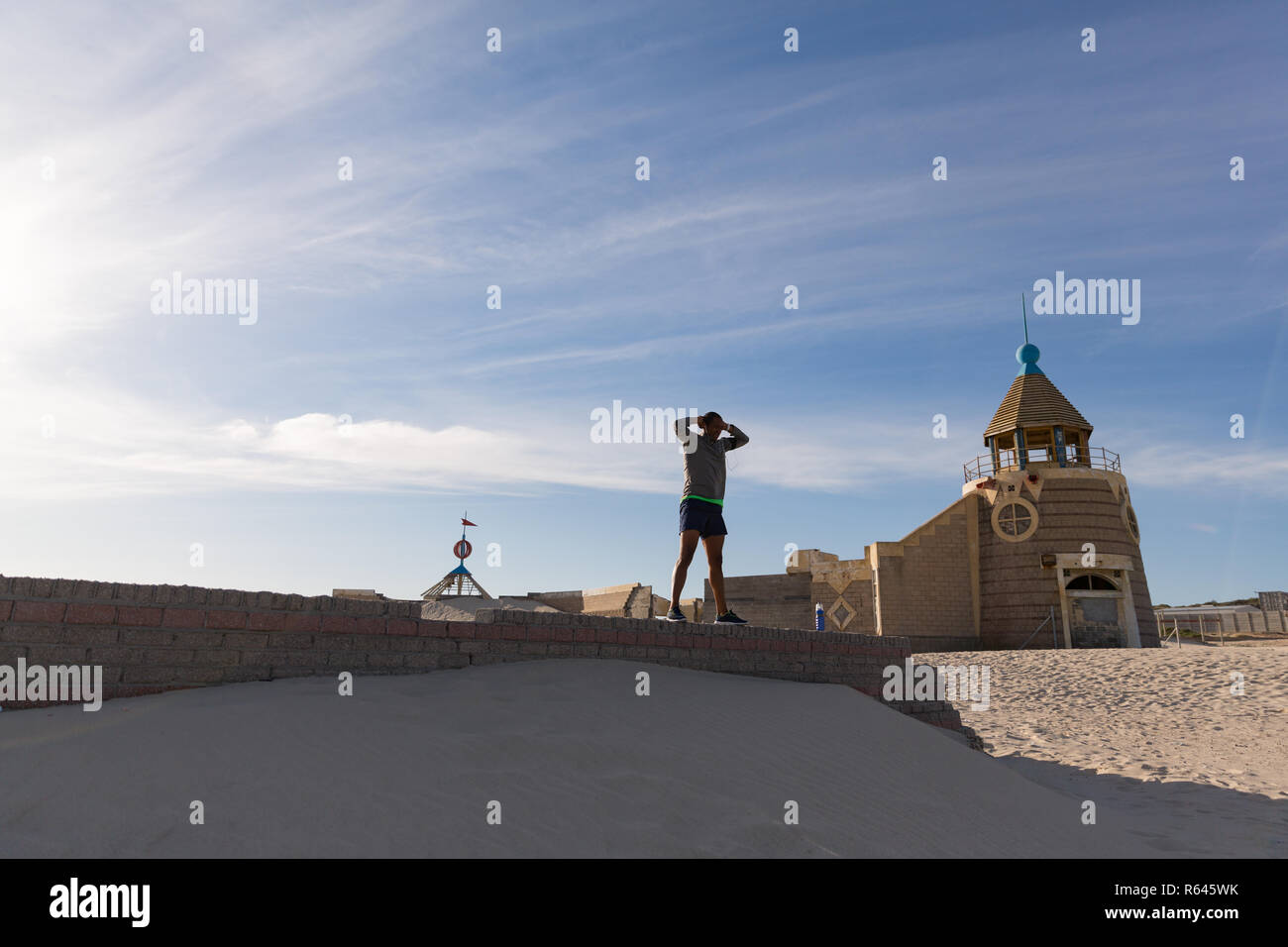Männliche Athleten trainieren auf umgebende Mauer Stockfoto