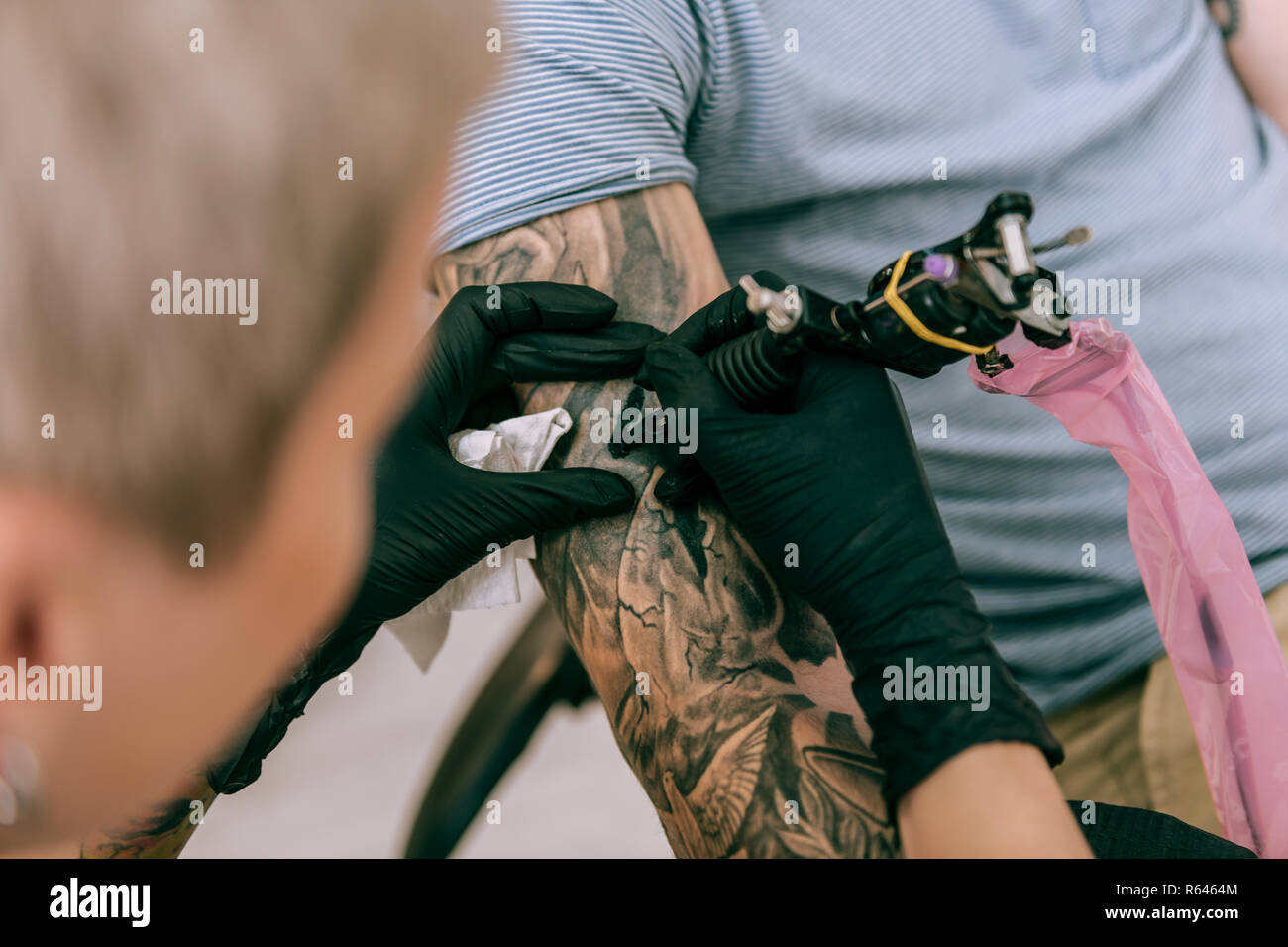 Genaue präzise Künstler, die Schattierung für massive tattoo Stockfoto