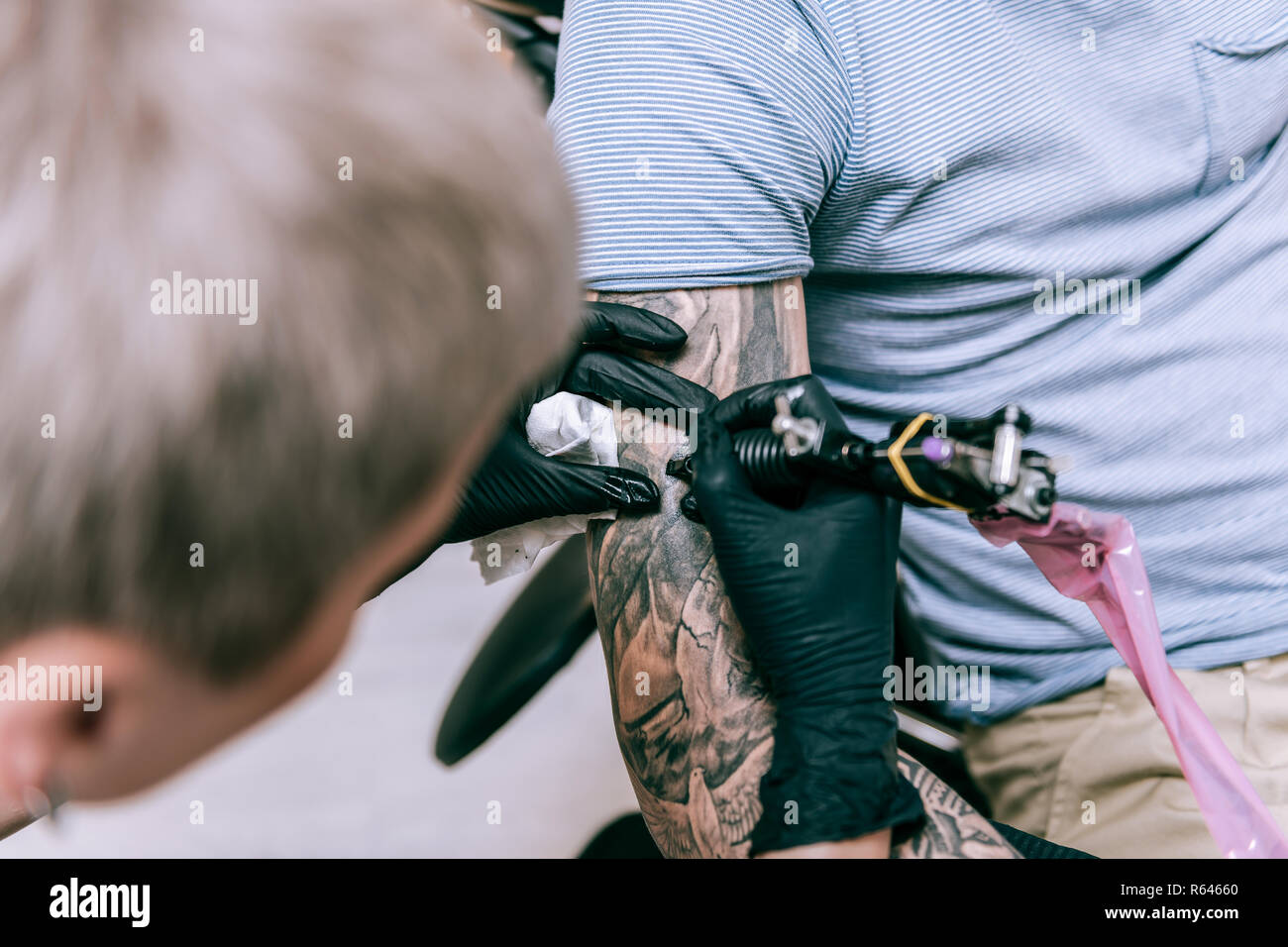 Genaue aufmerksame master Endbearbeitung und die Verbesserung der riesigen tattoo Stockfoto