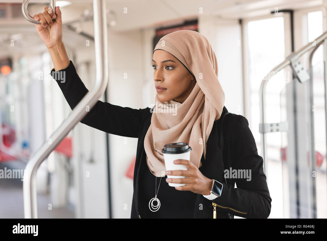 Frau auf der Suche durch das Fenster während der Fahrt im Zug Stockfoto