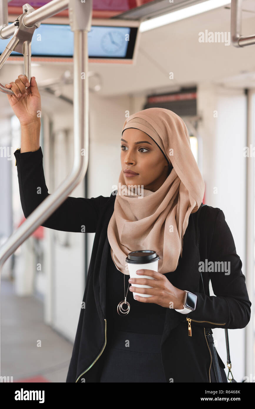 Frau auf der Suche durch das Fenster während der Fahrt im Zug Stockfoto