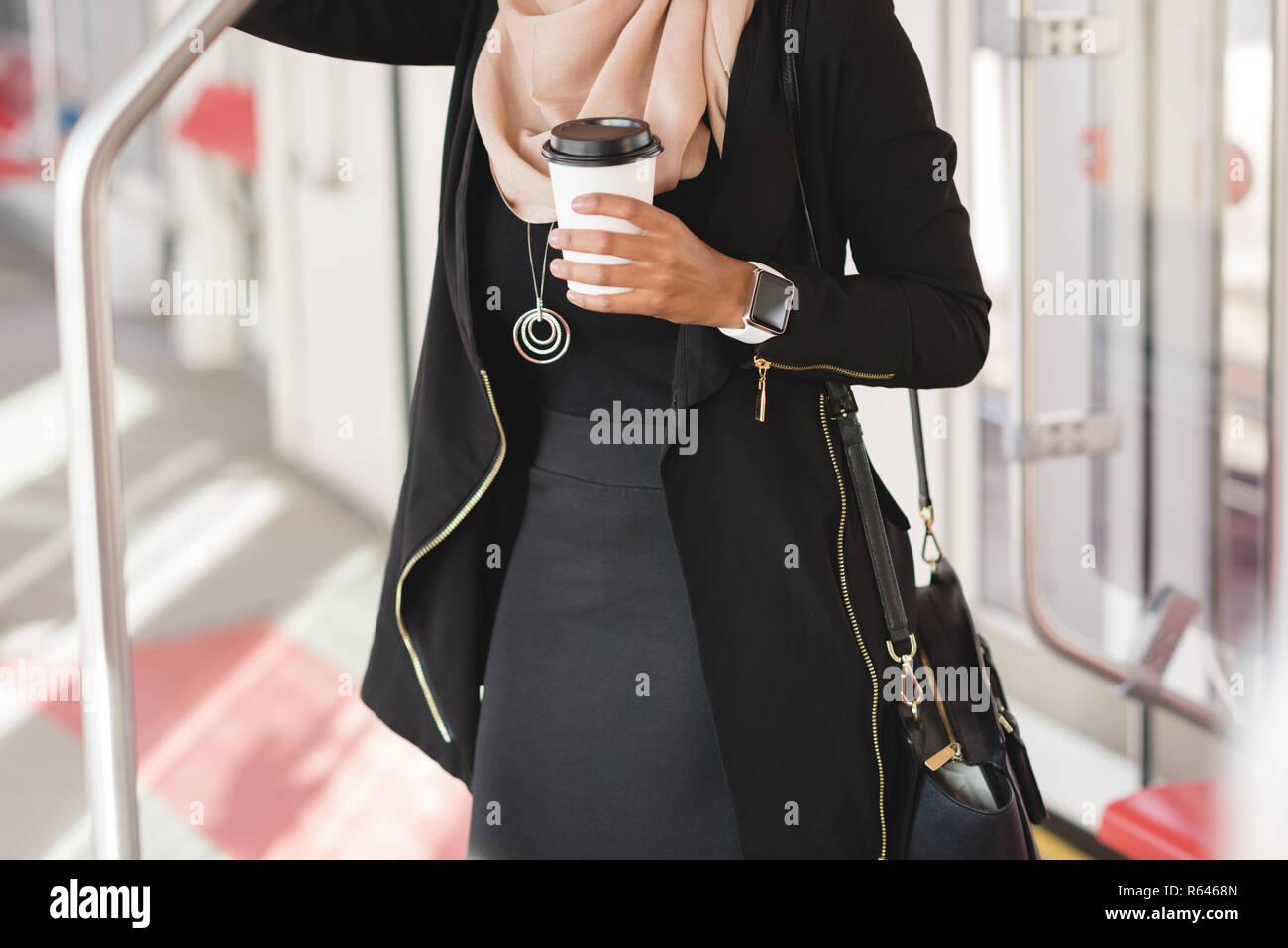 Frau im Zug unterwegs Stockfoto