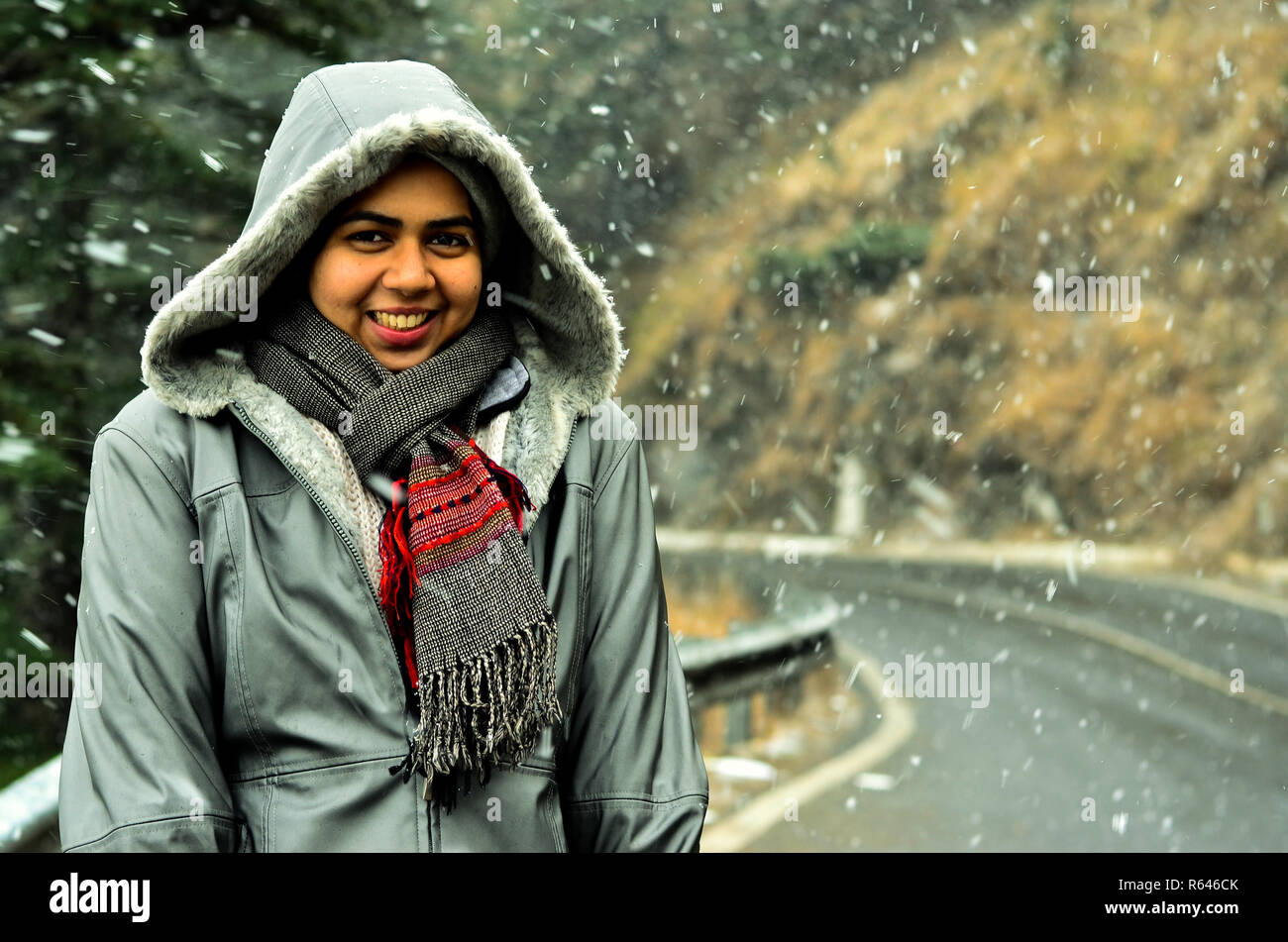 Junge indische Frau, die ihre ersten Schneefall im Winter genießen Urlaub in Kufri, Shimla, Himachal Pradesh. Stockfoto