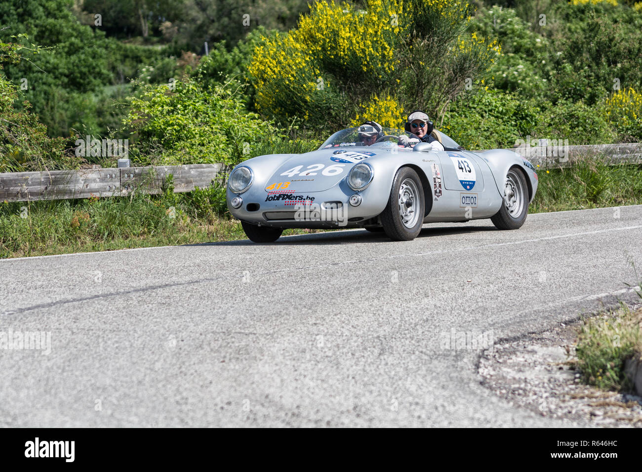 PESARO COLLE SAN BARTOLO, Italien, 17. Mai - 2018: PORSCHE 550 Spyder 1500 RS 1955 auf einem alten Rennwagen Rallye Mille Miglia 2018 die berühmten italienischen Stockfoto