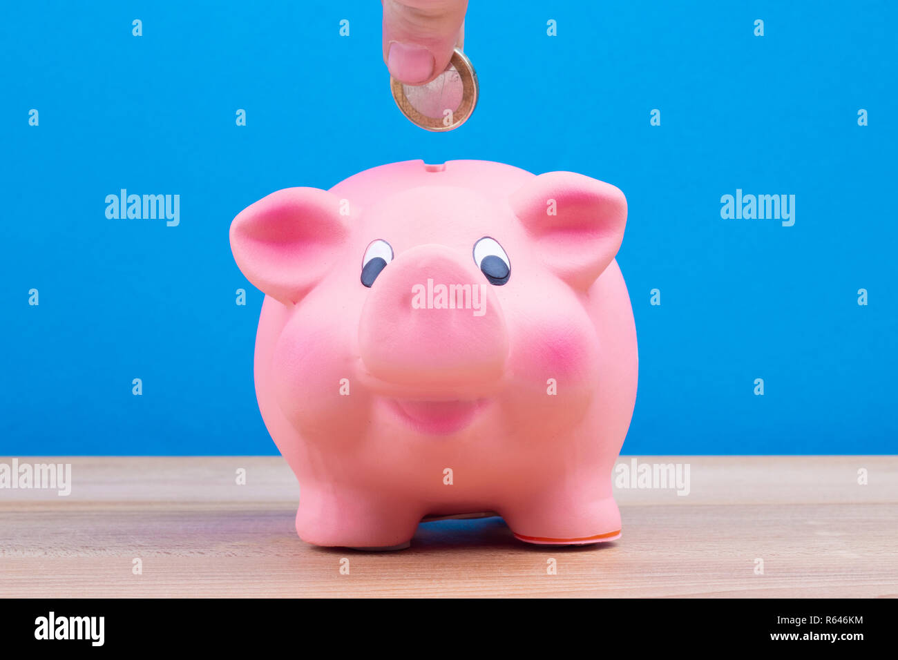 Sparen für den Ruhestand in einem rosa Sparschwein Stockfoto