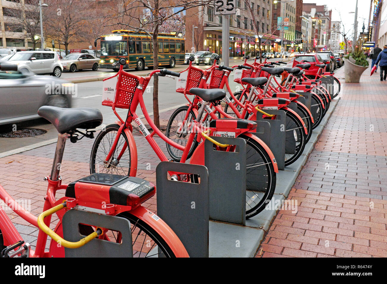 UH Fahrrad teilen, Fahrräder, Parkplatz Station entlang Euclid Avenue, Cleveland, Ohio sind ein paar von den Hunderten von UH Fahrräder zu mieten in Cleveland. Stockfoto