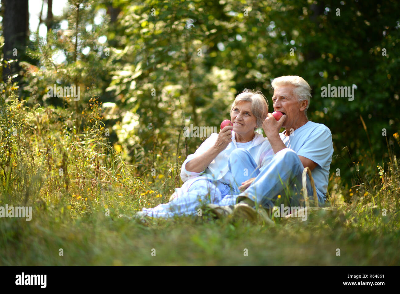 Portrait von Nizza reifes Paar Äpfel im Sommer Park Stockfoto