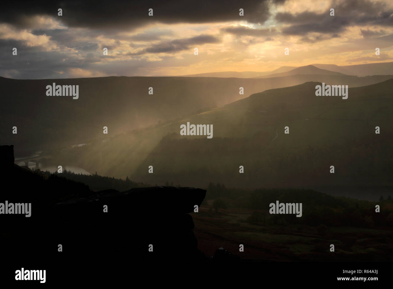 Regendusche, Ladybower Reservoir, Derwent Mauren, Obere Derwent Valley Nationalpark Peak District, Derbyshire, England, Großbritannien Stockfoto