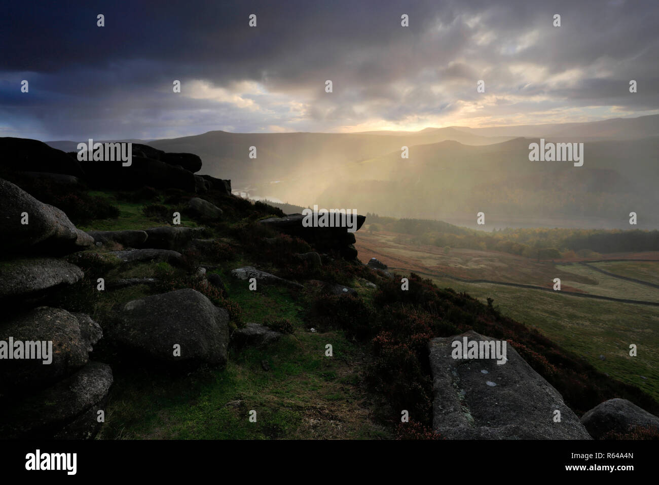 Regendusche, Ladybower Reservoir, Derwent Mauren, Obere Derwent Valley Nationalpark Peak District, Derbyshire, England, Großbritannien Stockfoto