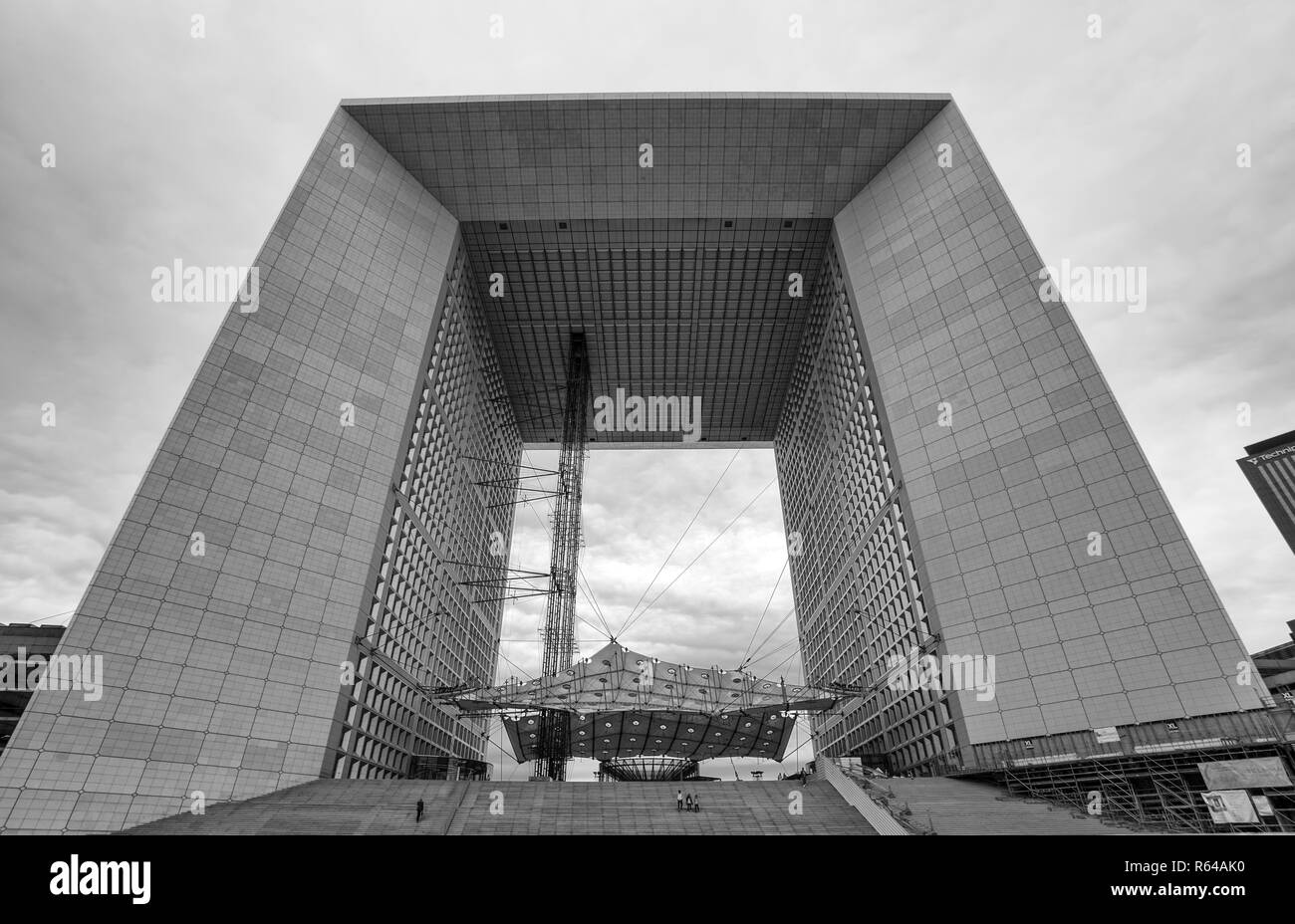 PARIS, Frankreich, 7. September 2018 - Grand Arch de la Defense, modernen Geschäfts- und Finanzviertel in Paris, Frankreich. Stockfoto