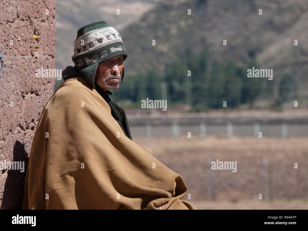 Pisac, Peru - 11. August 2011: ein sehr alter Mann, der auf den Straßen von Pisac, einem touristischen Dorf auf dem Heiligen Tal Stockfoto