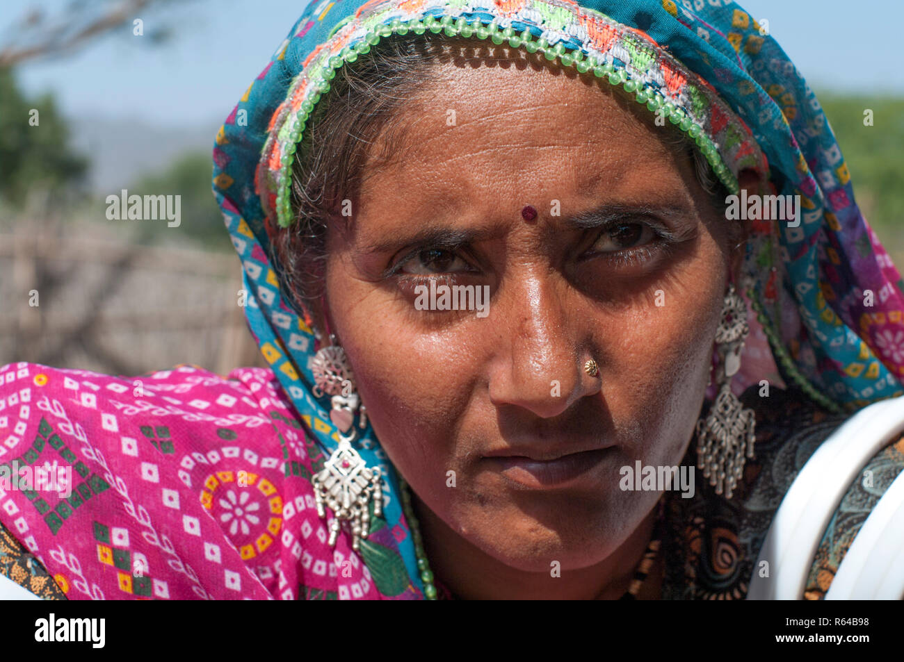 Rabari Frau in traditioneller Kleidung Stockfoto