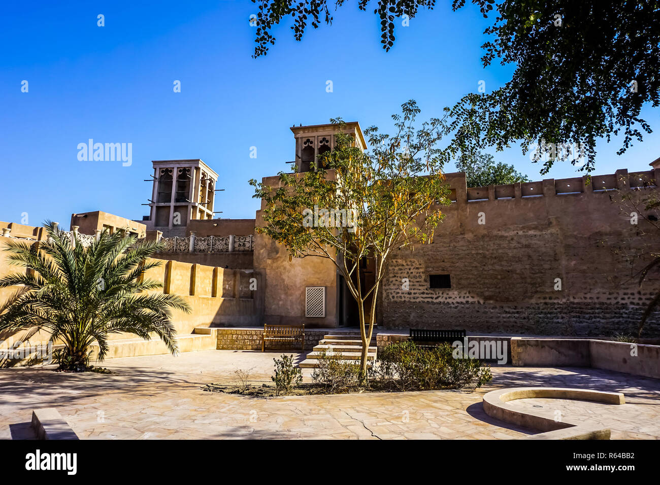 Dubai Al Bastakiya Al Fahidi im Historischen Viertel mit Baum Palm und traditionellen Windcatcher Gebäude Stockfoto