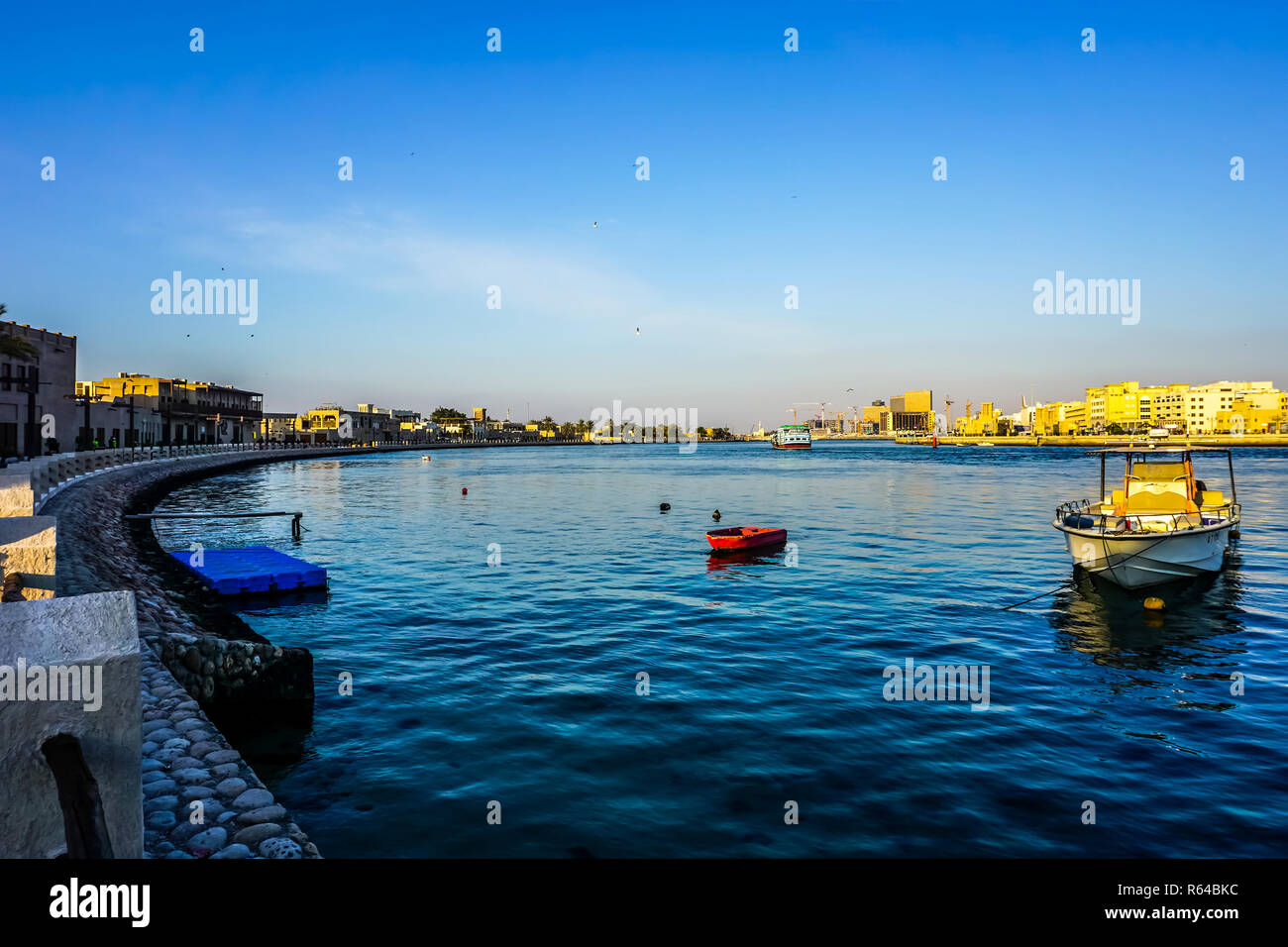 Dubai Heritage Village Blick auf den Hintergrund mit verankerten Boote am Creek Stockfoto