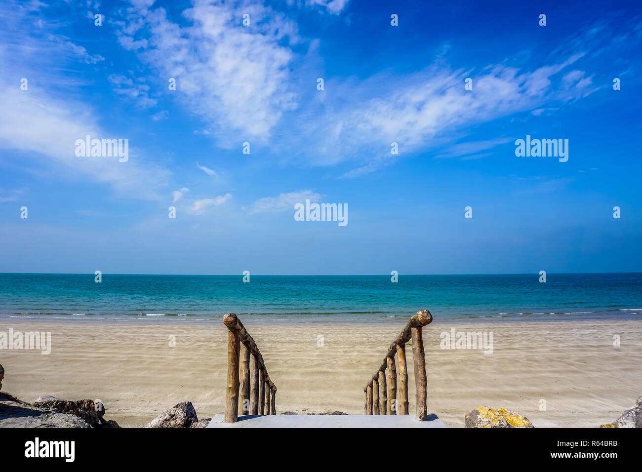 Ras Al Kaimah Sandstrand mit Unten und malerischen blauen Himmel Hintergrund Stockfoto