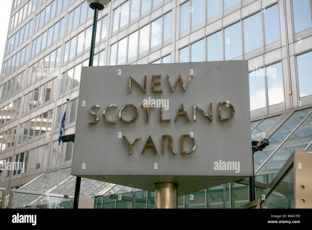 England London New Scotland Yard Zeichen außerhalb des Bürogebäudes Stockfoto