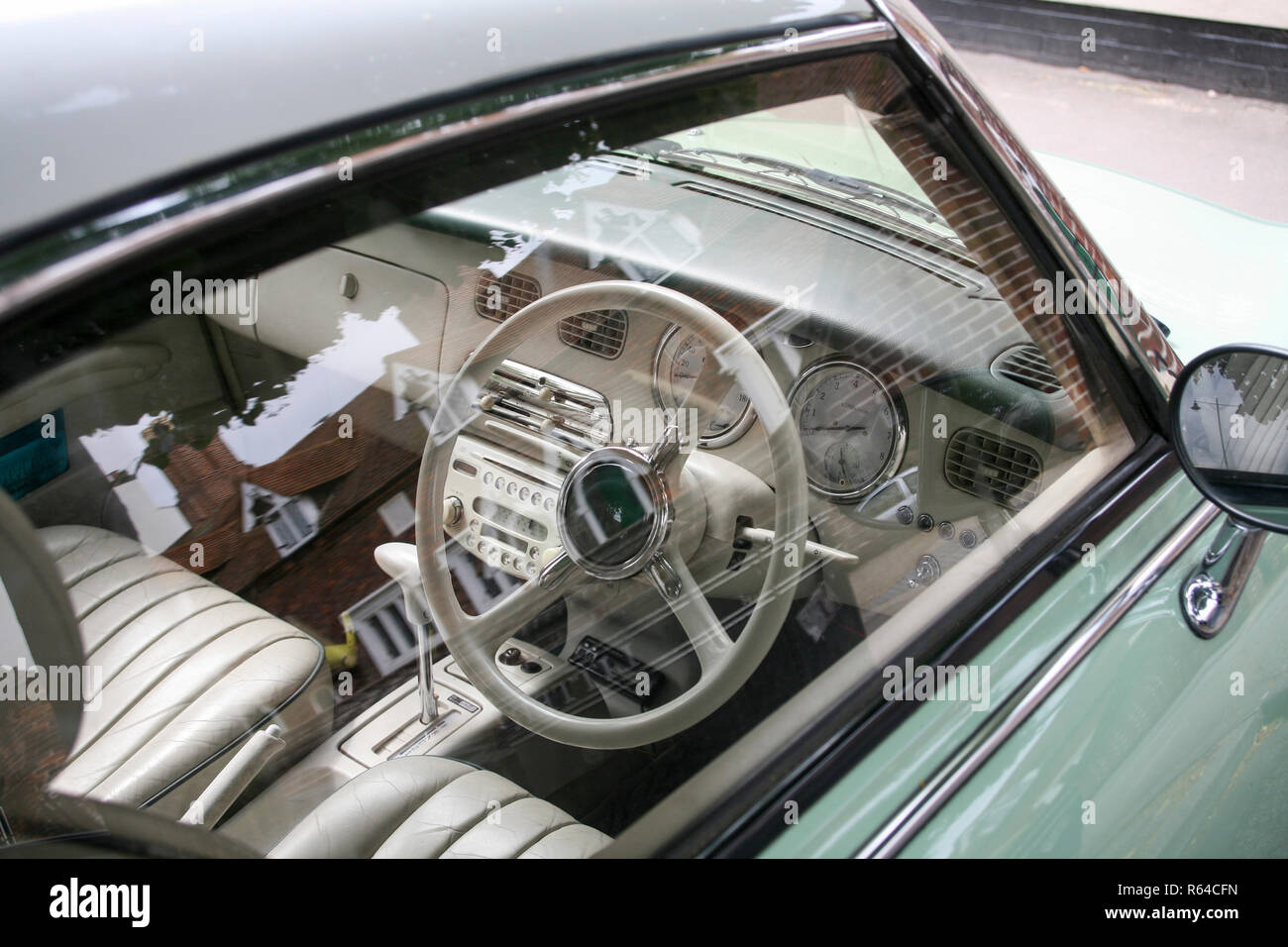 Nissan Figaro ist ein Frontmotor und Frontantrieb retro für Modelljahr 1991 styled Stockfoto