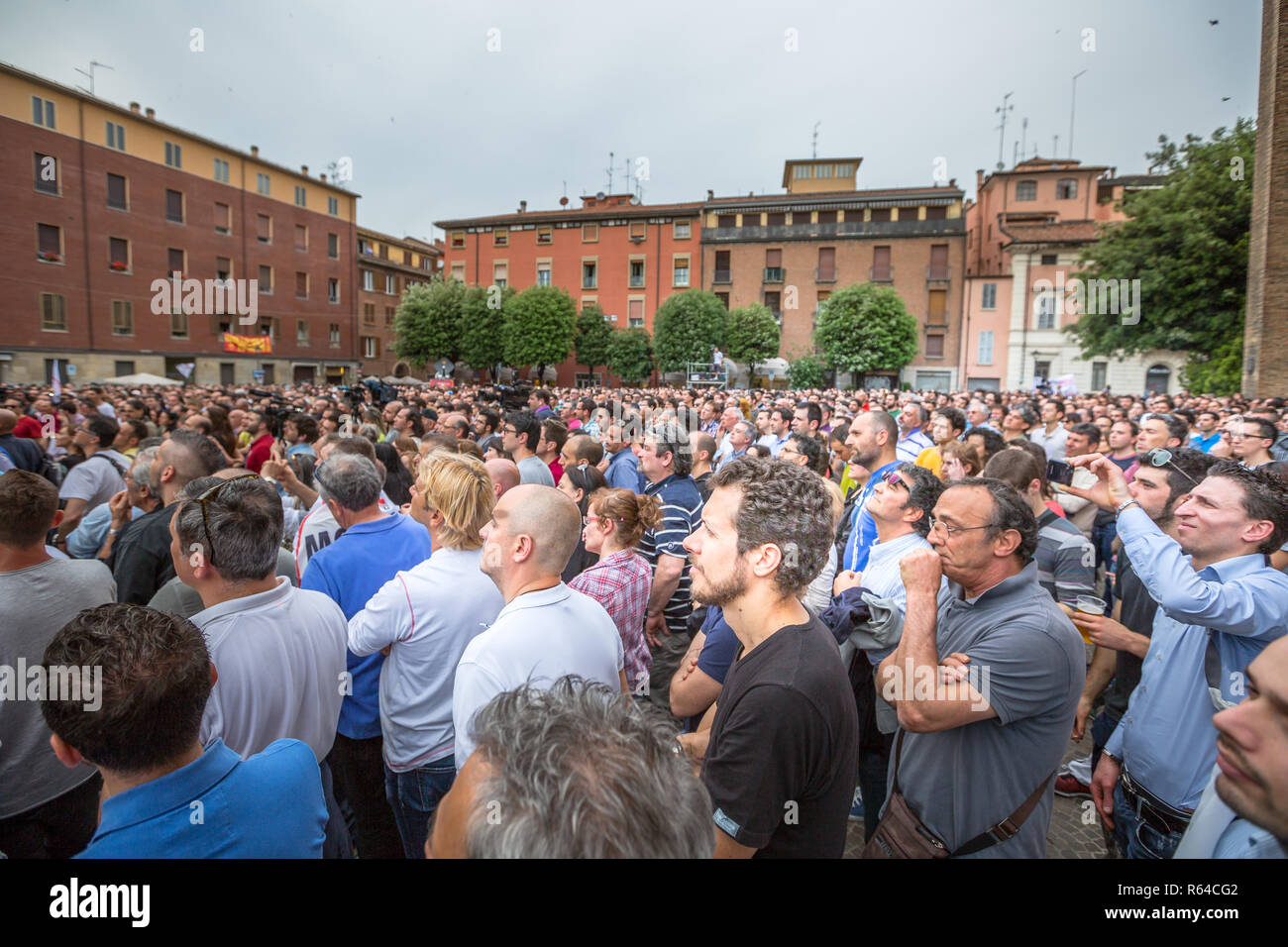 Bologna, Italien, 10. Mai 2014: große Menschenmenge hören berühmten Politiker Beppe Grillo in piazza San Francesco für Movimento 5 Stelle M5S Party. Vielzahl von Menschen zusammen für ein politisches Ereignis Stockfoto