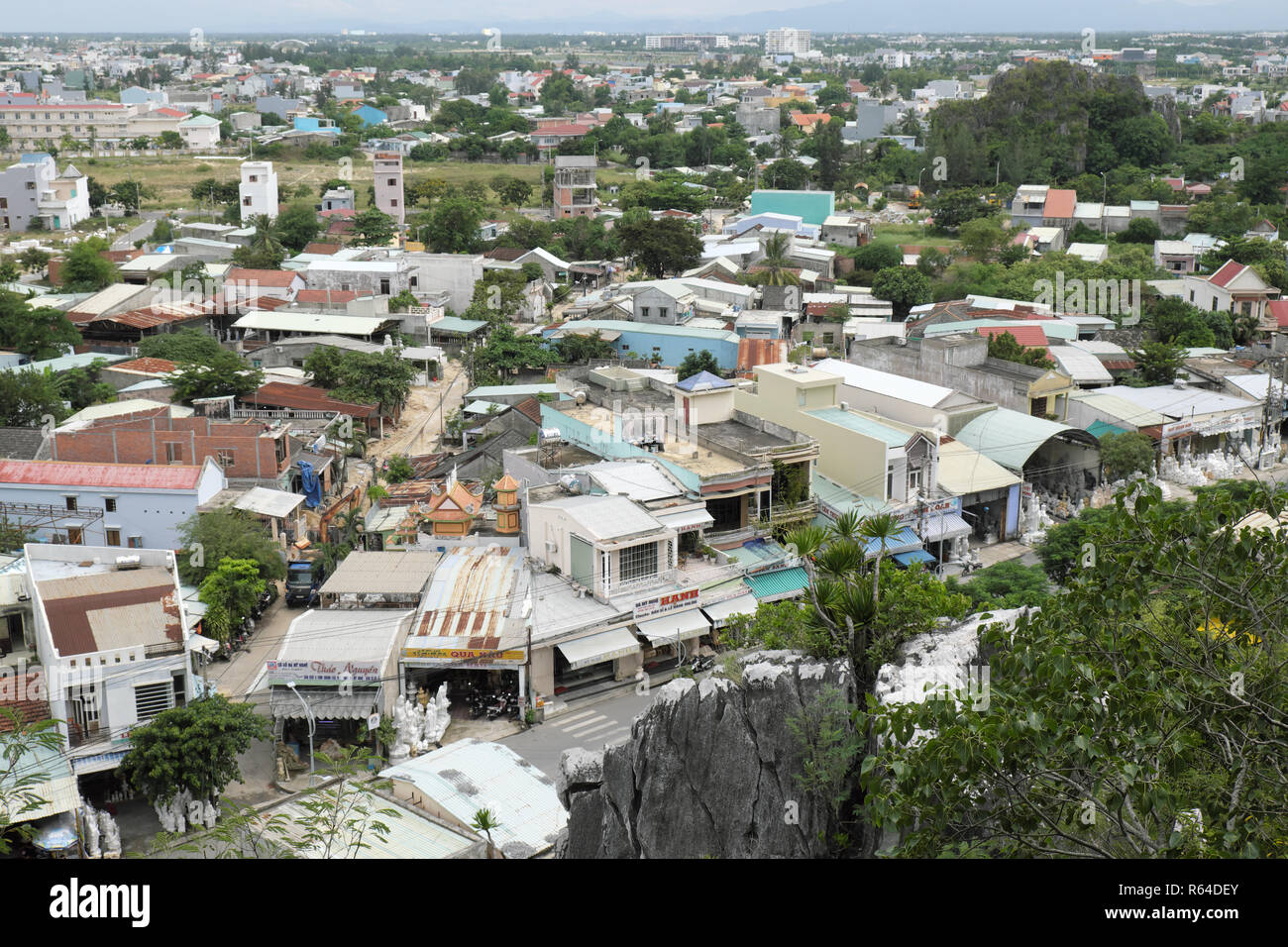 Da Nang, Vietnam - moderne Geschäfte und Wohnungen an der Basis von Marble Mountain im August 2018 Stockfoto