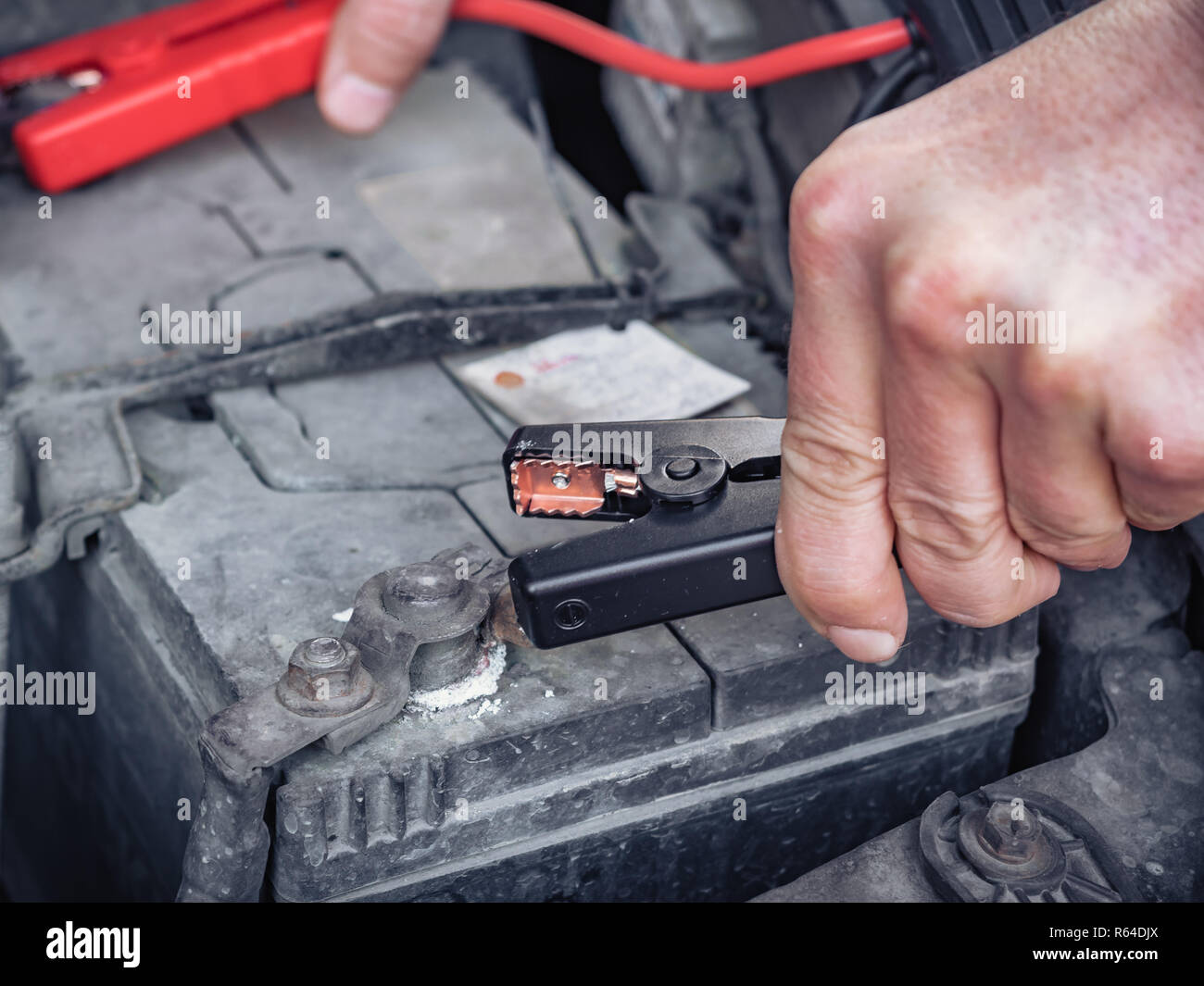 Autobatterie ladegerät -Fotos und -Bildmaterial in hoher Auflösung – Alamy