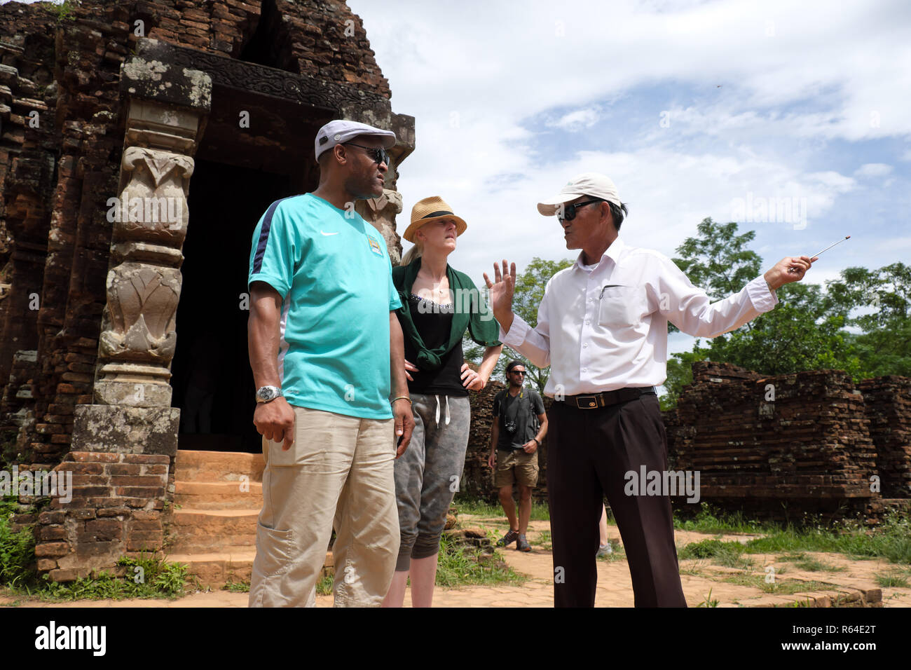 Mein Sohn Vietnam - Touristen mit einem lokalen Reiseleiter zu den Ruinen der hinduistischen Tempeln der Champa Dynastie Stockfoto