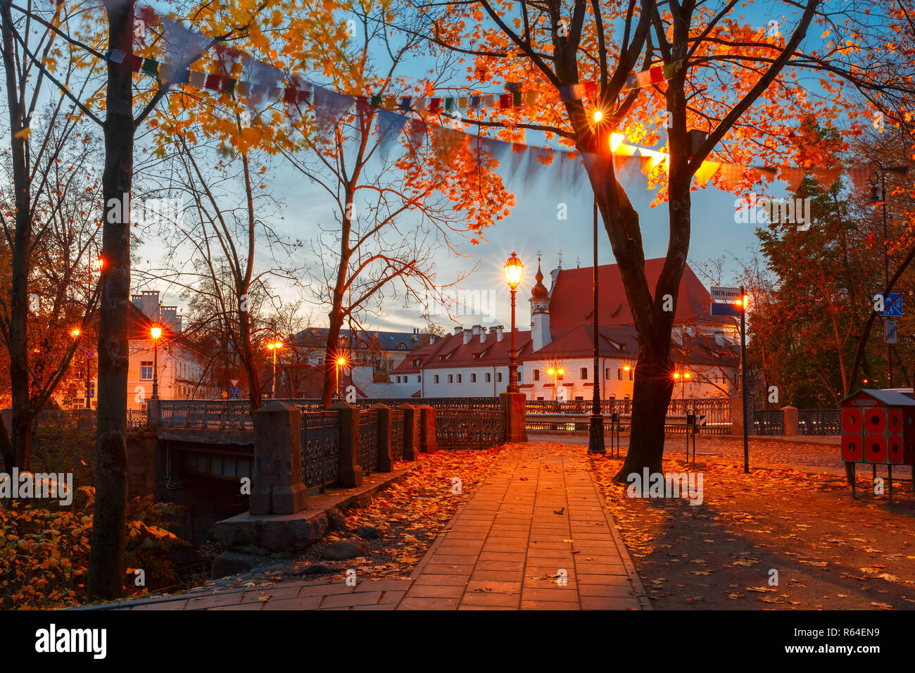 Malerische Straße bei Nacht, Vilnius, Litauen Stockfoto