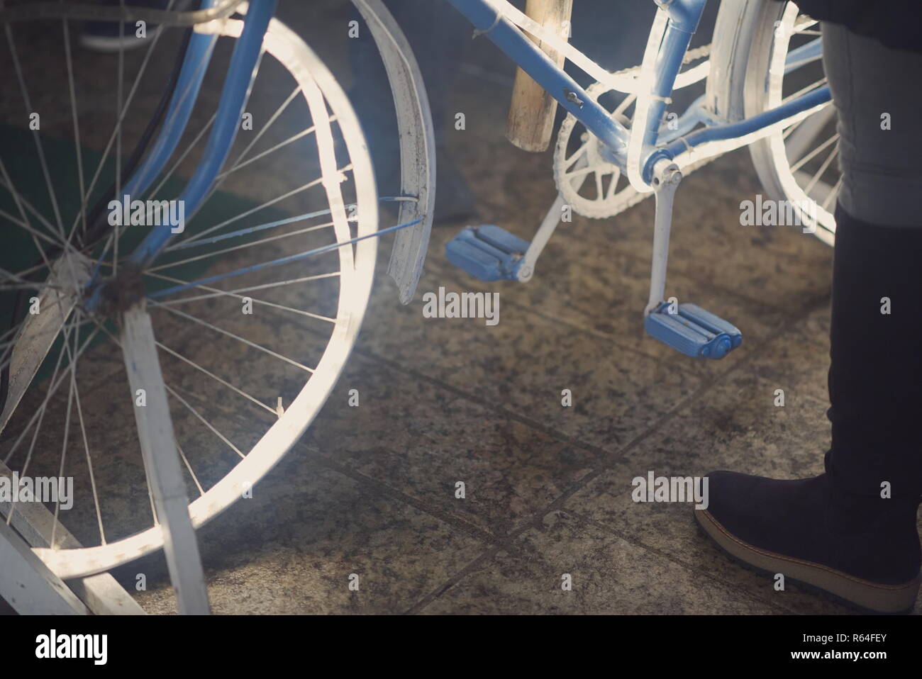 Glühende Fahrrad Straße Attraktion mit Bein Closeup Stockfoto