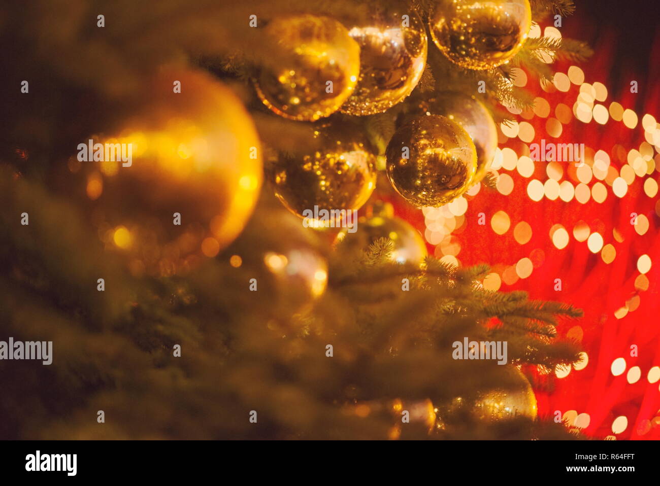Weihnachtsbaum Closeup mit goldenen Kugeln und verschwommen Lichter Stockfoto